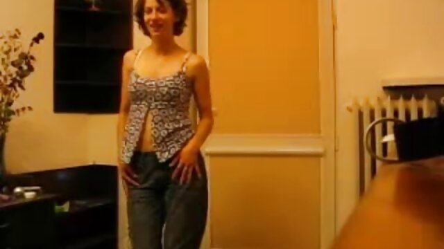 Givemepink brunette Carla Cruz sem sẽc masturbates với khổng lồ dildo